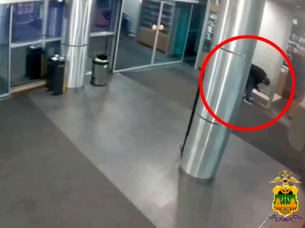 В Адлере вор украл телефоны из павильона в ТЦ