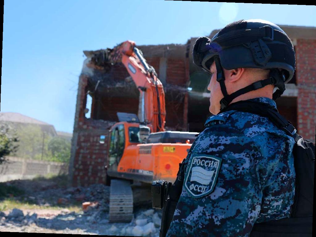В Сочи начали сносить самострои, включая трехэтажный дом