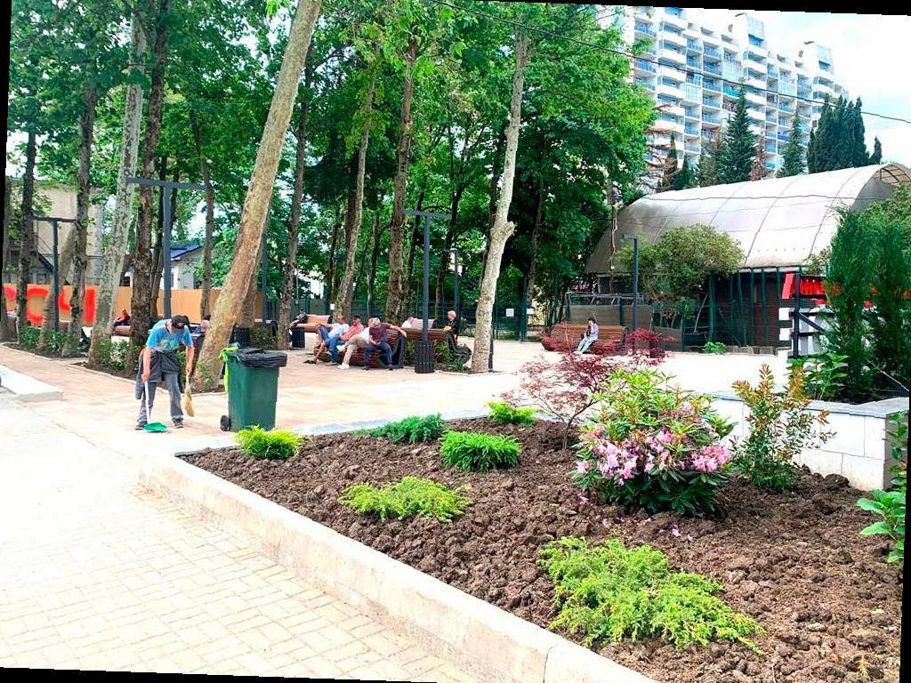 В Лазаревском открылся новый сквер у железнодорожного вокзала