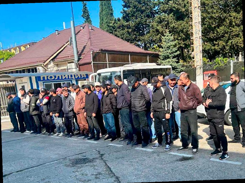 В Сочи проводят проверки среди мигрантов