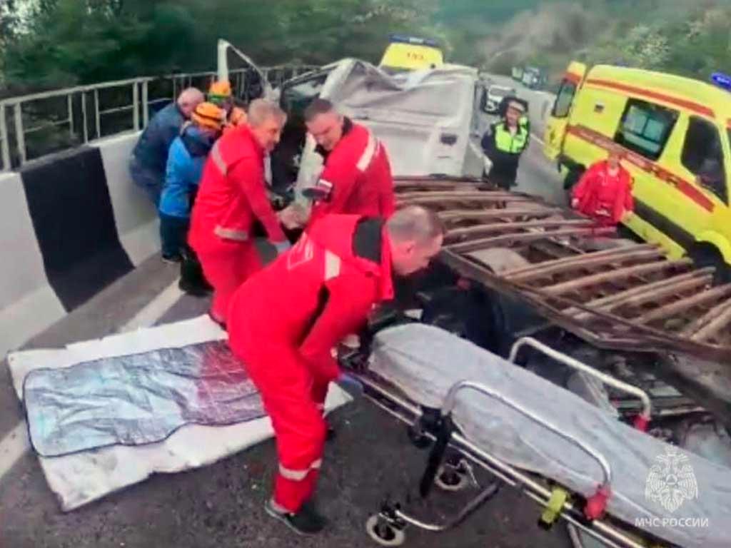 На Мамайском перевале в Сочи спасатели помогли водителю после аварии