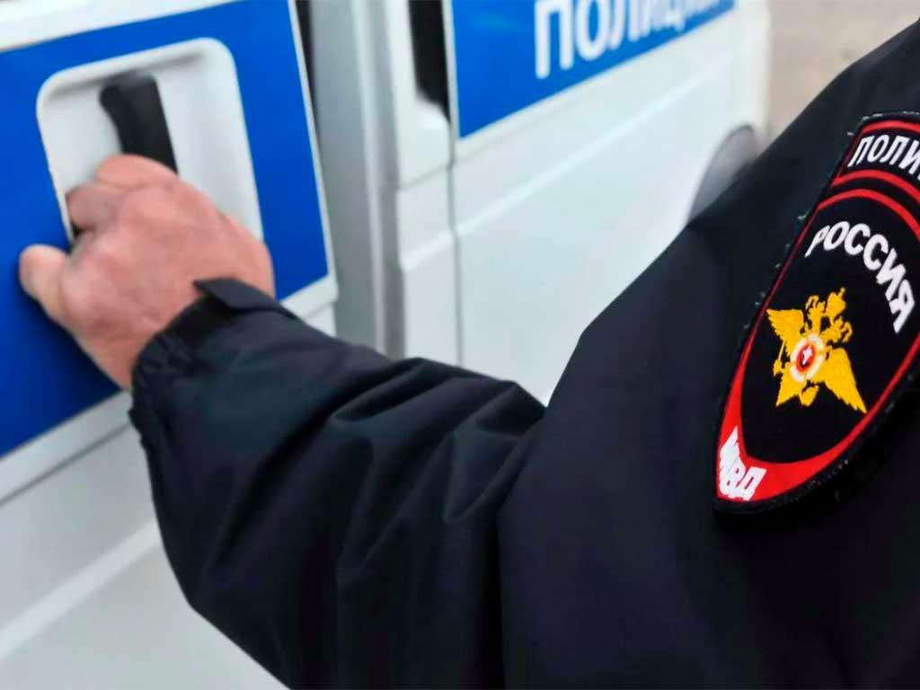 В Сочи обнаружена схема легализации мигрантов, которая привлекла внимание правоохранительных органов. По информации пресс-службы ГУ МВД России по Краснодарскому краю, в эту деятельность были вовлечены два человека — 28-летняя местная жительница и её 30-летний сообщник из другого региона.