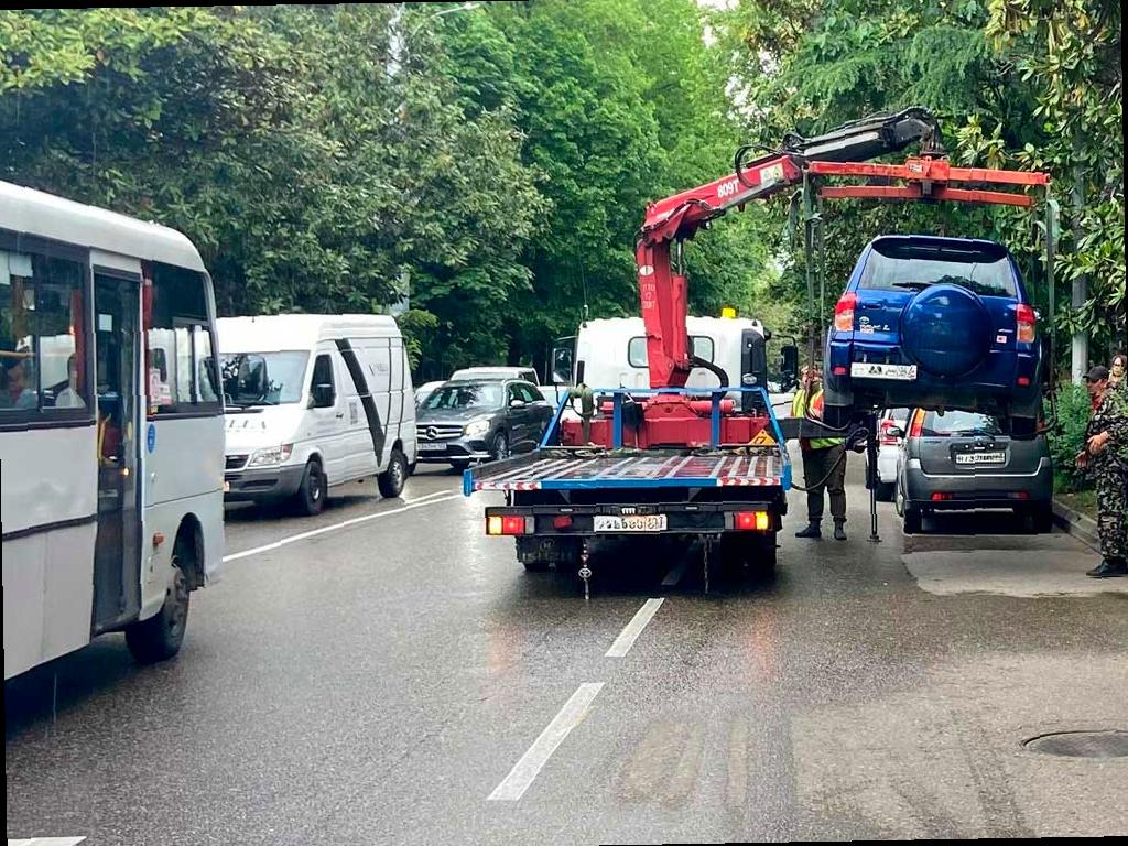 В Сочи начали эвакуацию автомобилей, стоящих неправильно
