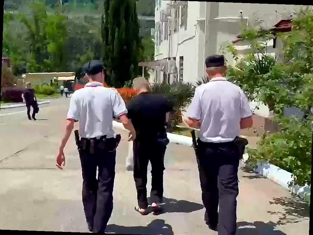 В Сочи арестовали уличного торговца за продажу гранатового сока. Мужчину из Коми ранее оштрафовали за незаконную деятельность, но он не заплатил штраф. В марте его уже задерживали на 7 суток, а теперь пришлось снова. Мировой суд назначил ему еще 5 суток ареста. Подробности — по ссылке: https://sochinews.io/2021/04/30/sochi-trader/