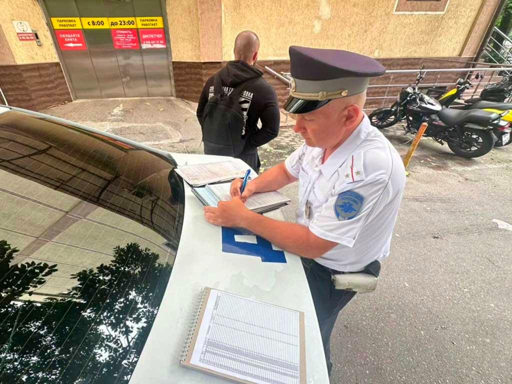 Без прав и ОСАГО: байкера на переделанном мотоцикле поймали в Сочи