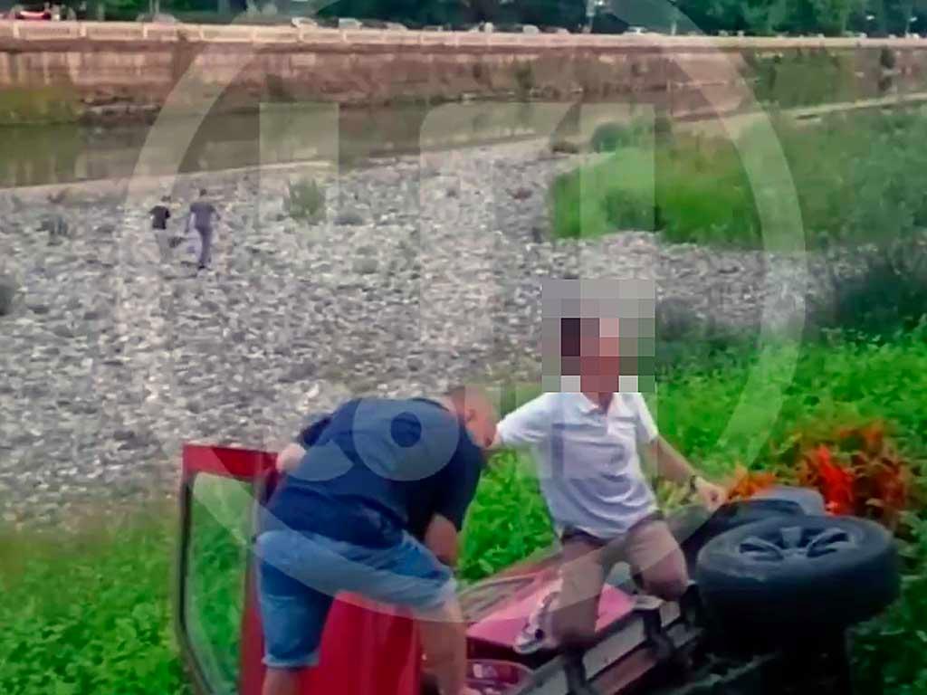 В Центральном районе Сочи автомобиль выехал на улицу Чайковского и случайно протаранил набережную, упав в реку. Изображения с места происшествия были опубликованы в социальных сетях.