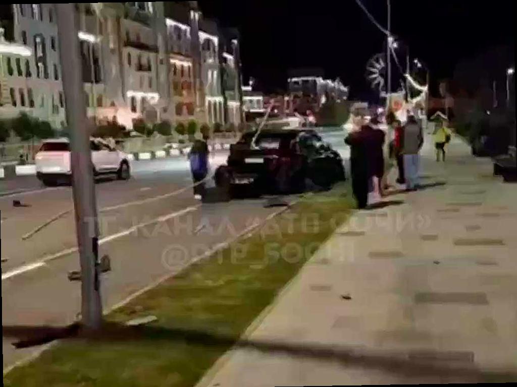 В Эсто-Садке внедорожник протаранил ограждение