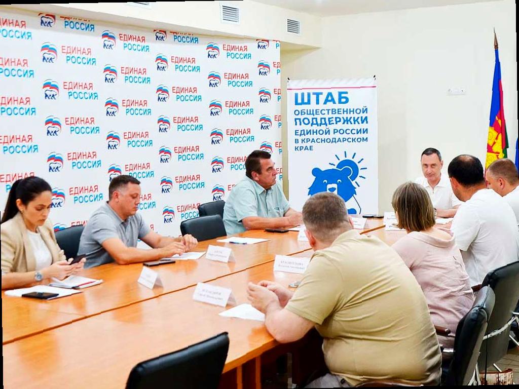 На улице Краснодонской в Сочи под наблюдением депутата Законодательного Собрания Краснодарского края Виктора Теплякова проводятся работы по ликвидации оползня и укреплению берега. На совещании присутствовали представители городской администрации, а также специалисты «Россети Кубань» и «Сочигоргаз». Главное внимание уделяется оползню на правом берегу реки Сочи, который угрожает разрушением дороги, соединяющей село Пластунка и садовые товарищества с городом. В настоящее время проводятся изыскательские работы для разработки проекта, который будет согласован в Министерстве природных ресурсов. После этого планируется обратиться за финансированием на берегоукрепление. Решено проводить сверку с ответственными ведомствами каждые две недели. Депутат ЗСК Виктор Тепляков будет следить за выполнением работ. (Источник, фото: teplyakov.info)