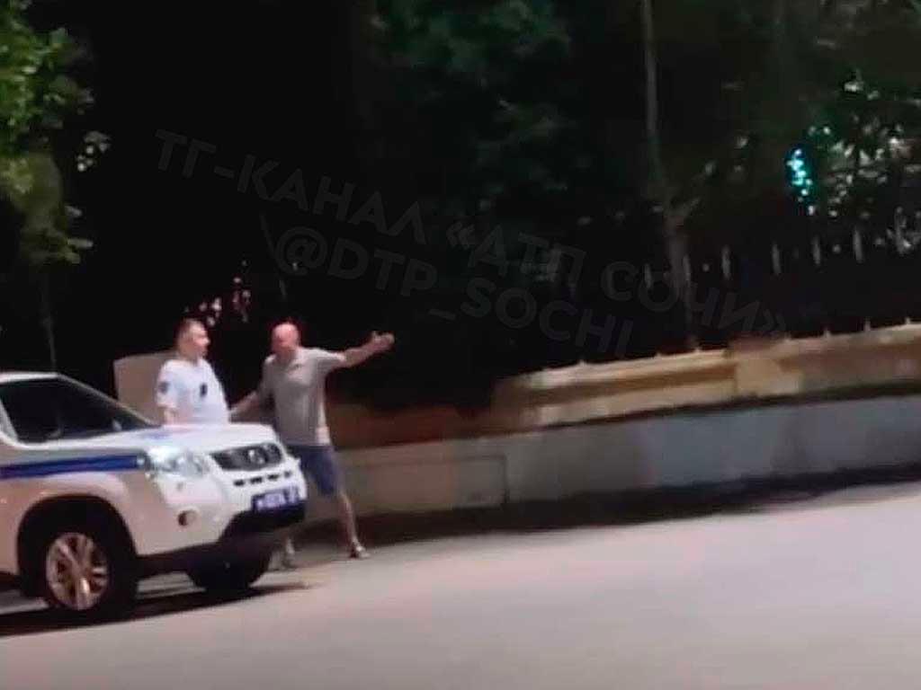 В Сочи пьяный мужчина напал на инспектора ГИБДД