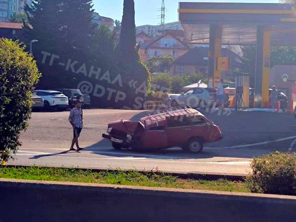 Авария в Сочи: Водитель «ВАЗ-четверки» уснул за рулем и врезался в стену