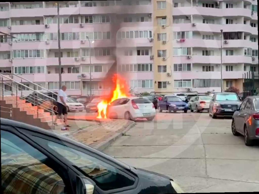 Автомобиль загорелся во дворе жилого дома в Хостинском районе Сочи