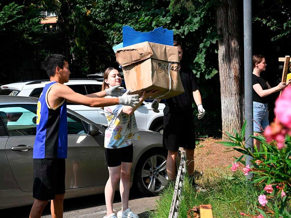 Студотряды в Сочи помогают расчищать подвалы