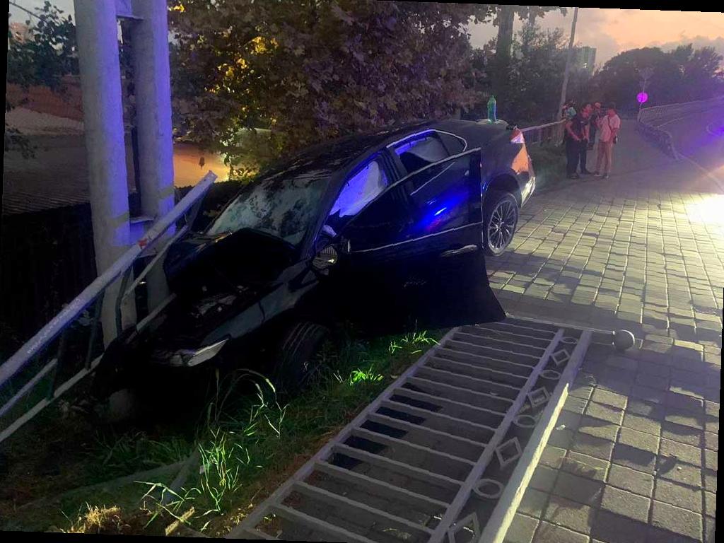 В Центре Сочи Toyota столкнулась со столбом, погиб водитель