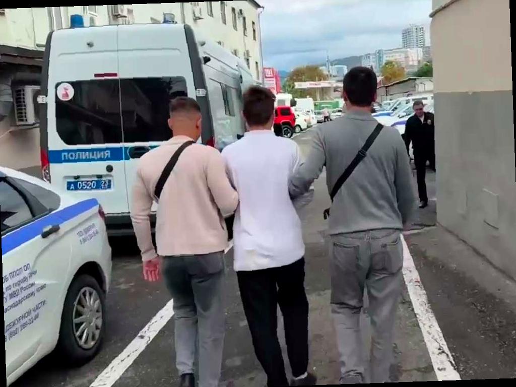 В центре Сочи был задержан молодой человек, который угрожая ножом, отобрал сумку у прохожего. Об этом сообщили в УВД по городу Сочи.