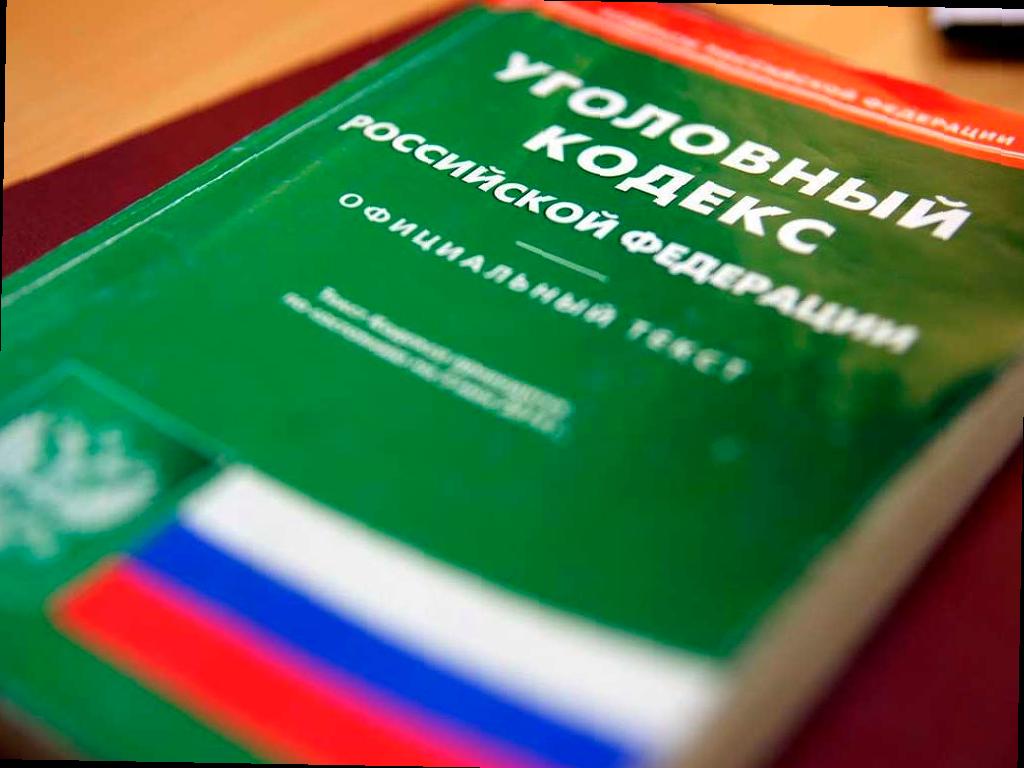 В Центральном районе Сочи раскрыли необычный случай кражи, за который теперь грозит уголовная ответственность. 3-летняя жительница общежития стала фигуранткой уголовного дела после того, как подвыпившая она ошиблась дверью и попала в спальню, где спал хозяин. Воспользовавшись случаем, она похитила планшет, смартфон и визитницу с банковскими картами на общую сумму 90 тысяч рублей. Подозреваемую задержали практически мгновенно, она успела сдать гаджеты в ломбард, а карты выбросила. Сейчас ведется расследование по статье УК РФ, которая предусматривает до 6 лет тюремного заключения. Узнать подробности произошедшего можно на сайте sochinews.io.