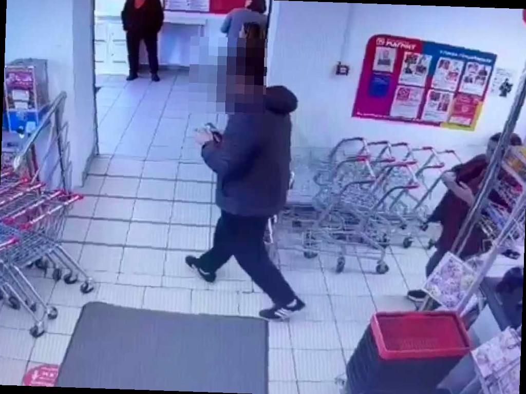 В Сочи задержан молодой человек, который пытался украсть шоколад в магазине в Дагомысе. Подозреваемый спрятал сладости под курткой, но был пойман сотрудницей магазина, которая вызвала полицию. У пострадавшего удалось вернуть украденное. Теперь в отношении злоумышленника возбуждено уголовное дело. Ему грозит до 4 лет лишения свободы за покушение на грабеж. (Фото: УВД по городу Сочи)