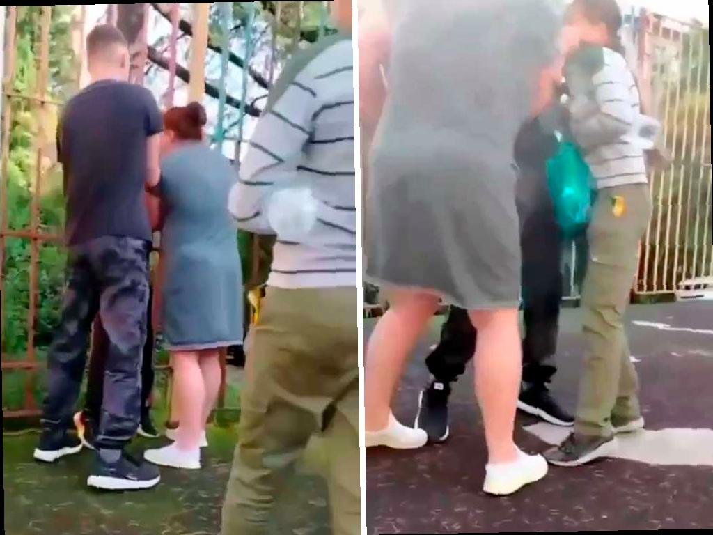 На детской площадке в сочинском микрорайоне Бытха произошел конфликт, о котором стало известно благодаря записи в социальных сетях. Женщина начала ругаться и угрожать подросткам, играющим на площадке. Она даже хватала детей и использовала нецензурные выражения, угрожая «набить е… мамке».