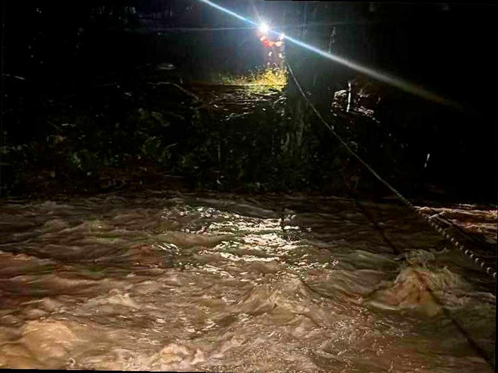 В Сочи горная река практически унесла автомобиль с водителем