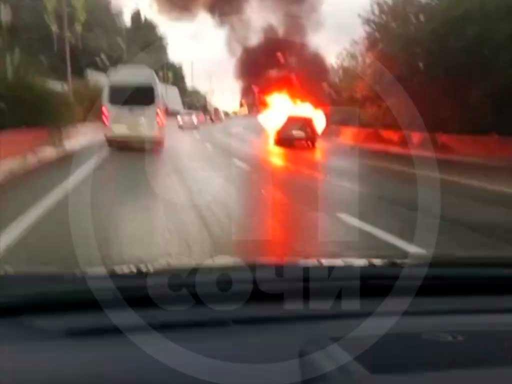 В Сочи загорелся автомобиль на трассе