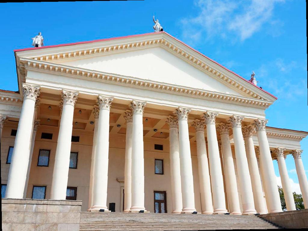 Более 50 крупных культурных мероприятий запланировано в Сочи к концу года. Город борется за звание «Культурной столицы России 2027». В музеях и концертных залах города будут премьеры и выставки. В художественном музее имени Д.Д. Жилинского продолжается выставка Зураба Церетели, а также запланирована презентация сборника рассказов Ольги Хрисановой «Чудя». Музей Н.А. Островского проведет творческий вечер Татьяны Кувичинской и выставки Ольги Гебхард-Скориковой, а также дуэта художников Е. Готье и М. Протасевича.