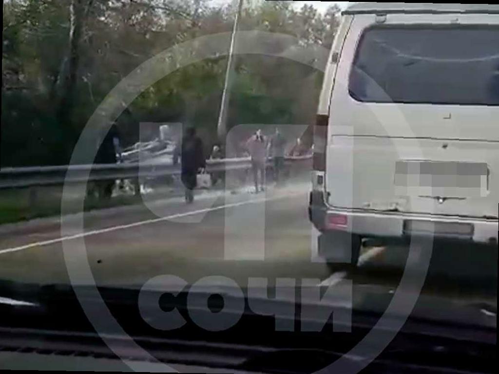 В Сочи произошло серьезное ДТП с перевернувшимся внедорожником и пострадавшими