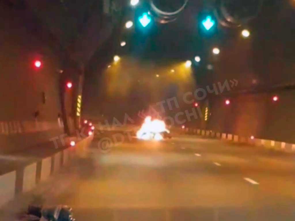 В тоннеле в Сочи произошел пожар на мотоцикле
