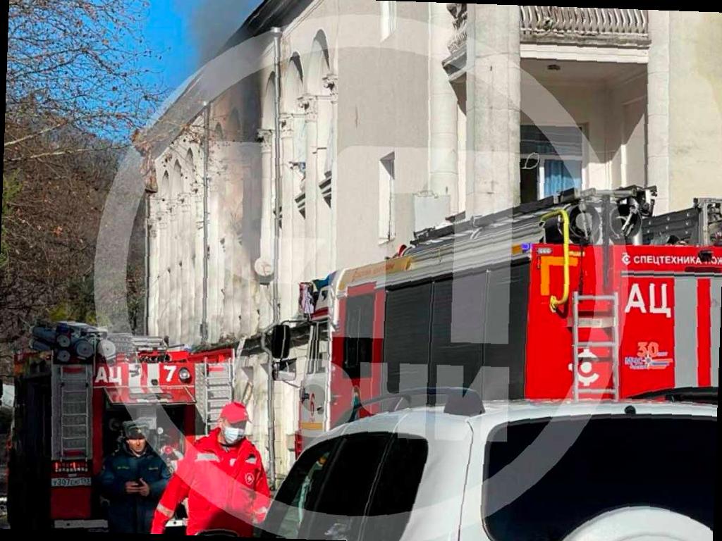 В Сочи спасли двух человек из-за пожара