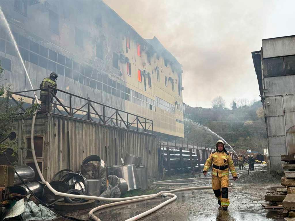 Мэр сообщил, что в зоне пожара могли находиться люди