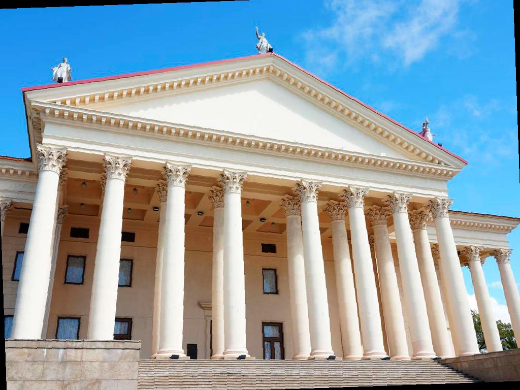 В Сочи скоро откроется интересная художественная выставка под названием «Линия вдохновения». Все желающие смогут посетить ее 9 декабря в прекрасном бенуарном фойе Зимнего театра. На выставке будут представлены яркие студенческие работы, выполненные в различных техниках: масло, акрил, гуашь, акварель и графика.