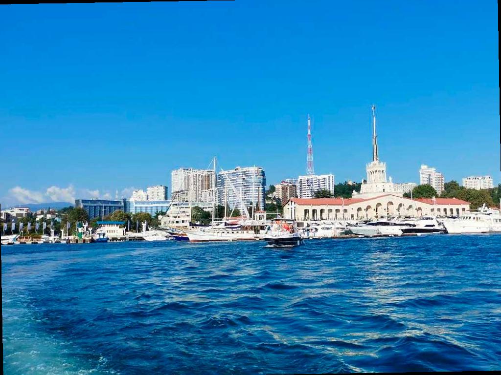 Вечером в порту Сочи учения с учебными стрельбами