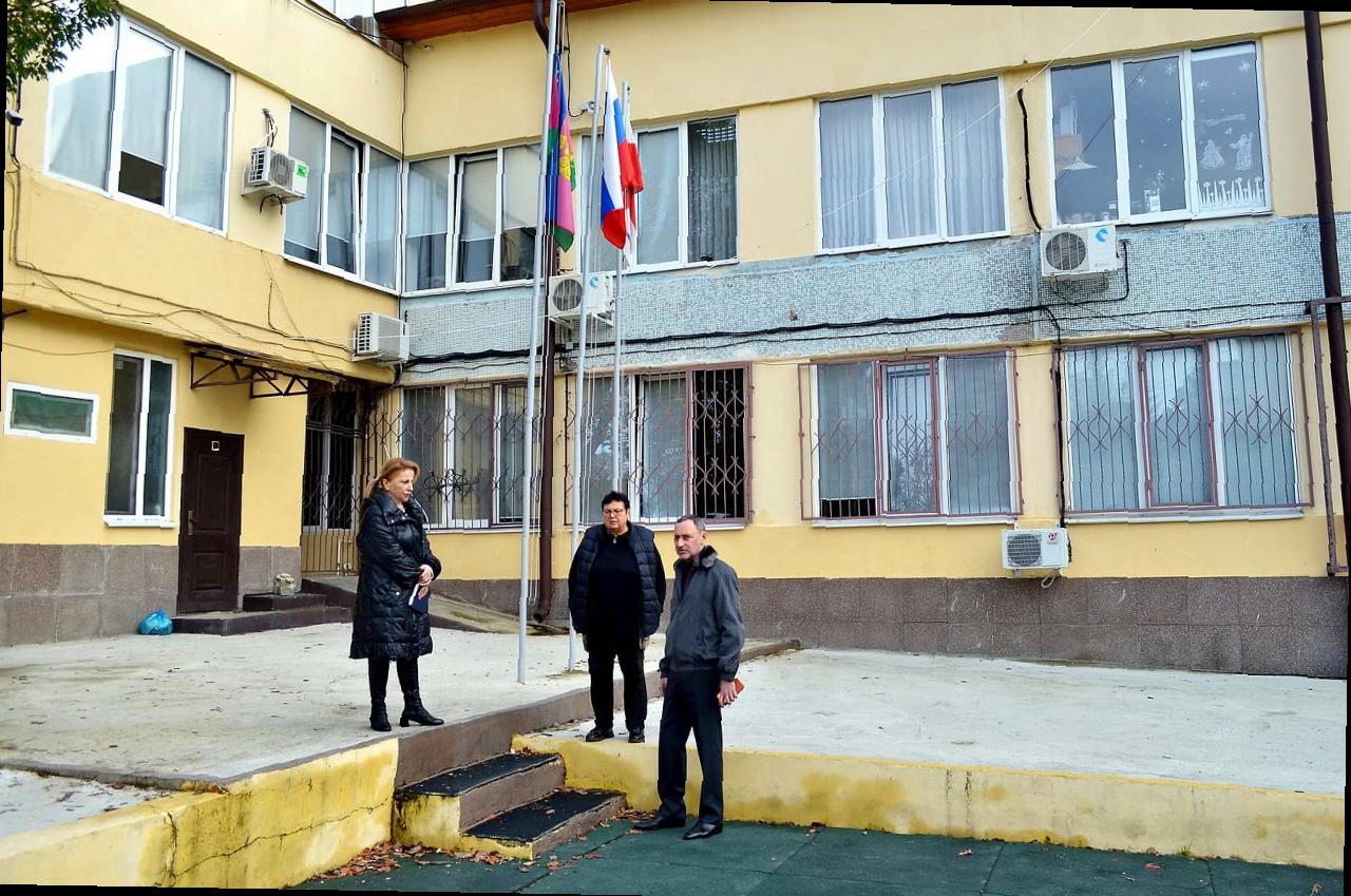 «Виктор Тепляков оценил благоустройство школы № 44 в Сочи»