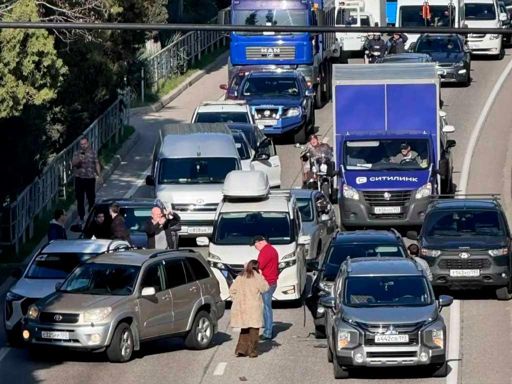 Массовое ДТП привело к остановке движения в Адлере
