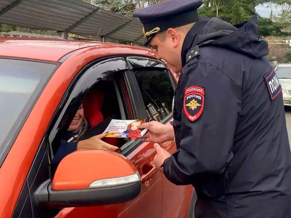 Сотрудники Госавтоинспекции Сочи подготовили приятное сюрприз для водителей в преддверии Рождества. Они провели акцию под названием «Ангел в дорогу», где напомнили автомобилистам о важности правильной перевозки детей. В ходе акции инспекторы не только беседовали с водителями, но и вручали им памятки и символические подарки в виде ангелочков, которые должны сопровождать их в пути.
