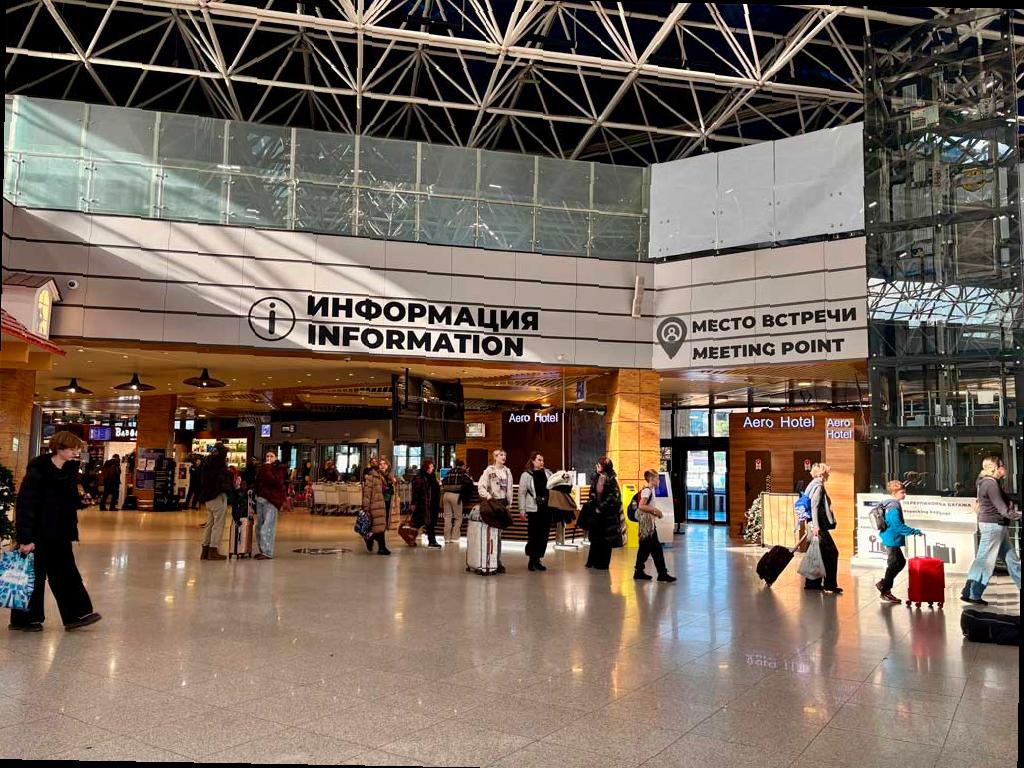 Аэропорт Сочи временно прекратил прием и отправку самолетов из-за мер безопасности. Ограничения были введены в ночь на 8 января и действовали около четырех часов, пока их не отменили. Росавиация объяснила, что такие меры были необходимы для обеспечения безопасности полетов. Один самолет был перенаправлен на запасной аэродром во время ограничений. После их снятия аэропорт возобновил работу в обычном режиме. Важно отметить, что персонал аэропорта и экипажи самолетов соблюдали все установленные протоколы безопасности, чтобы защитить пассажиров и обеспечить безопасные полеты.