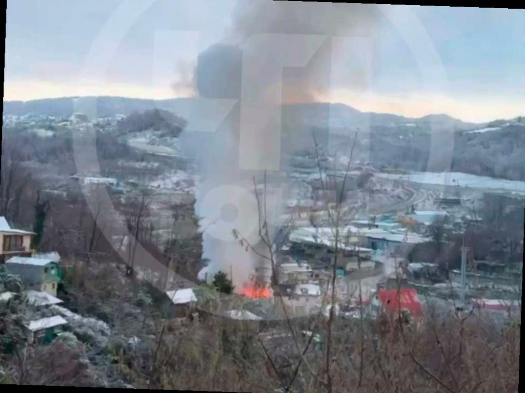 Утром в Сочи потушили сильный пожар в частном доме