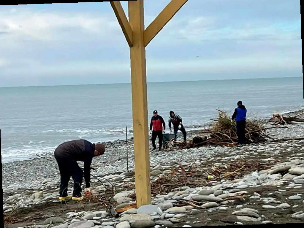 После сильного шторма в Сочи начали уборку пляжей. Работники коммунальных служб очищают береговую линию от веток и мусора, который выбросило море. Эта работа проводится во всех районах города-курорта, сообщает Муниципальный центр управления (МЦУ).