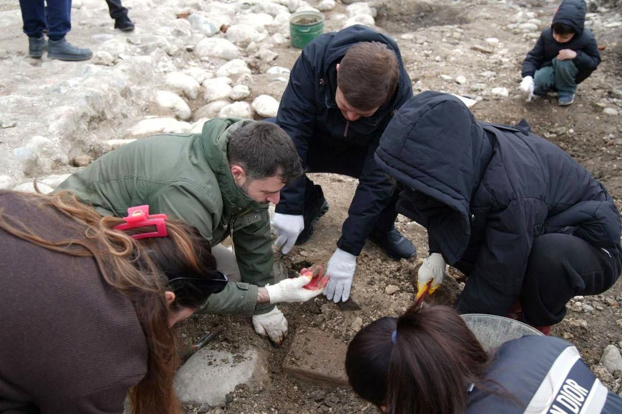 Ажиотаж на раскопках в Абхазии: на набережной находят монеты Римской и
