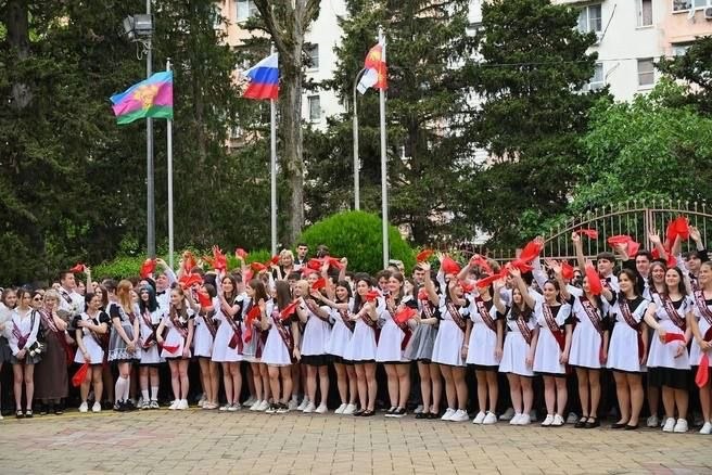 В Сочи для 11 тысяч выпускников прозвенел «последний звонок