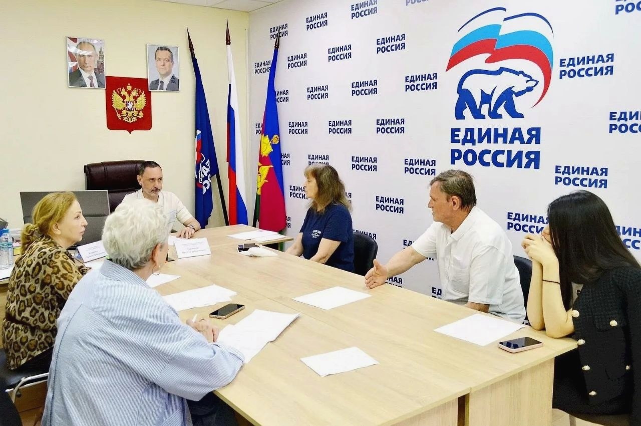 Депутат Законодательного Собрания Виктор Тепляков провёл приём граждан в Общественной приёмной