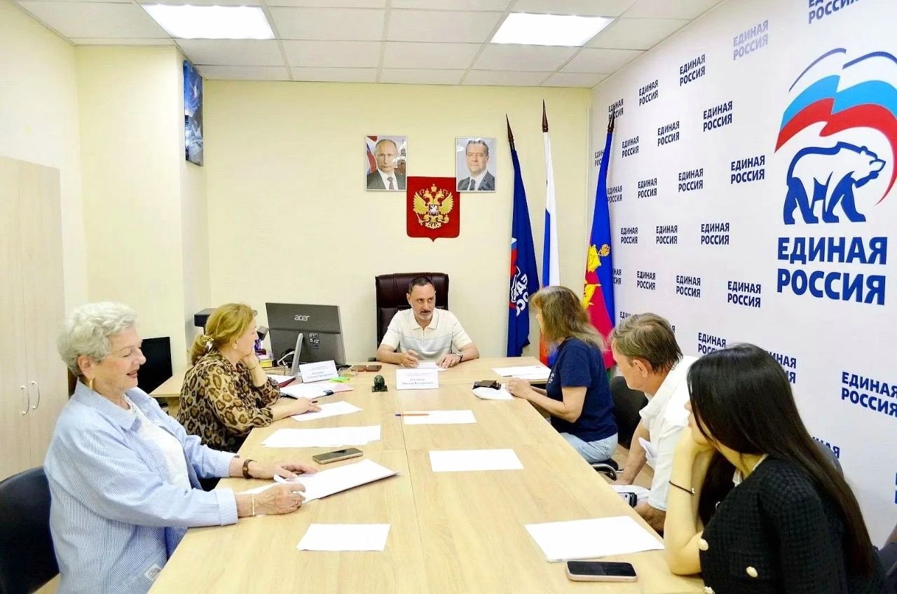 Депутат Законодательного Собрания Виктор Тепляков провёл приём граждан в Общественной приёмной