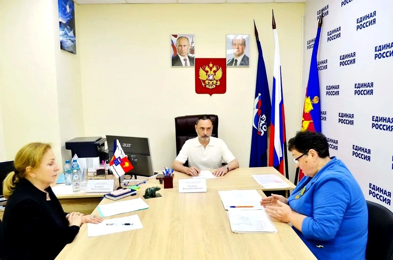 Депутат ЗСК Виктор Тепляков провёл приём граждан в Общественной приёмной ЕР