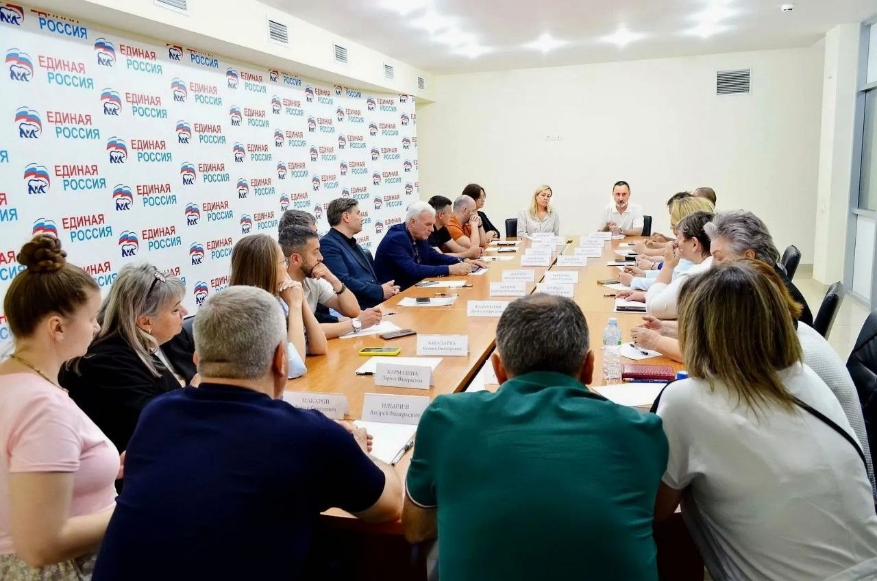 Депутат ЗСК Виктор Тепляков встретился для обсуждения гуманитарной помощи в зоне СВО
