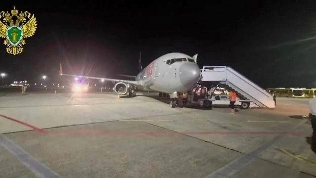 Экстренная посадка Boeing в Сочи: пассажиров отправили резервным рейсом