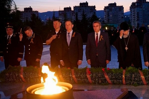 Глава Сочи возложил цветы к Вечному огню в День памяти и скорби