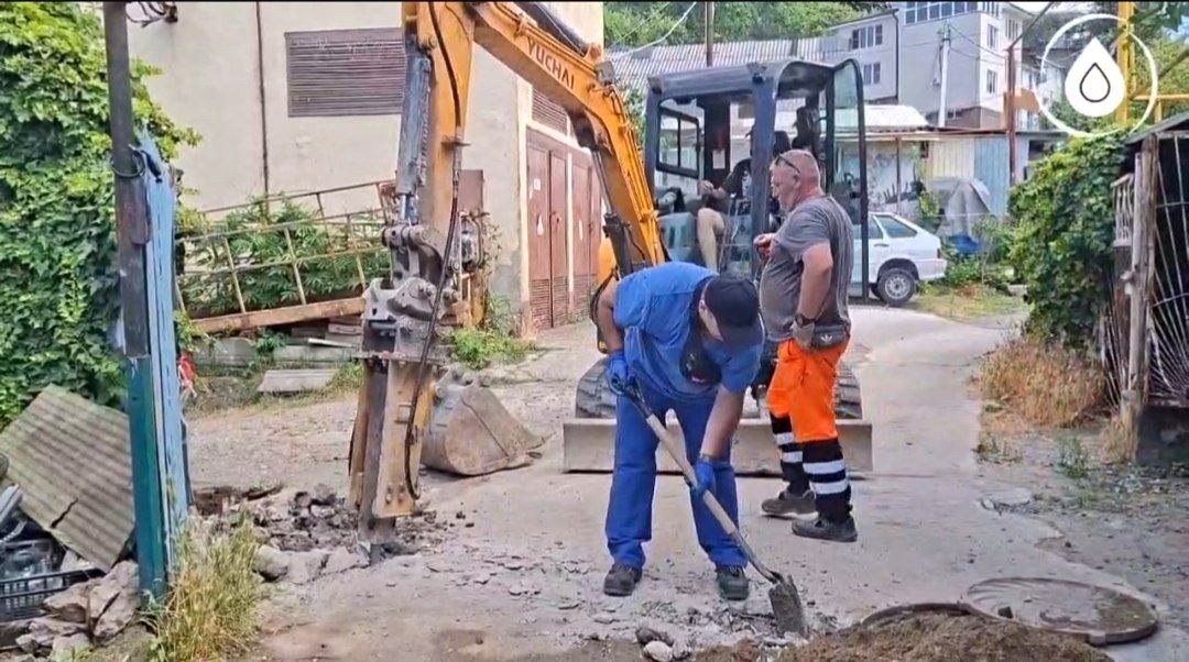 Замена аварийного водопровода на улице Восточная в Сочи