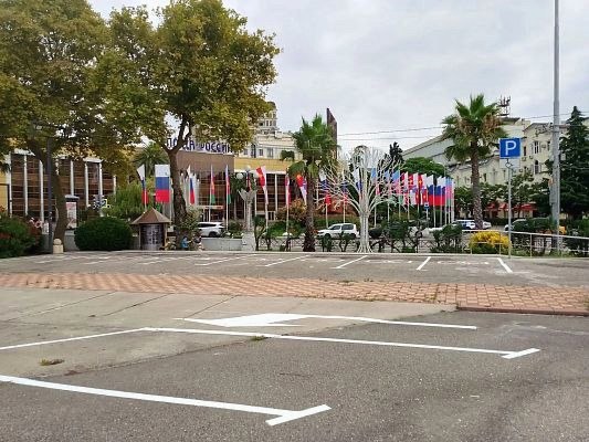 В Сочи открылась новая муниципальная парковка на 123 места в центре города
