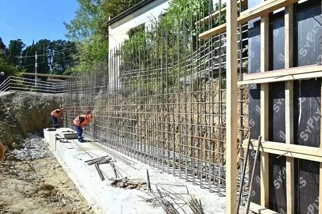 Укрепление склона в Хостинском районе Сочи после оползня продолжается