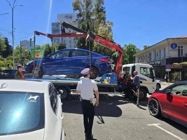 Эвакуация 15 неправильно припаркованных автомобилей прошла в Адлере