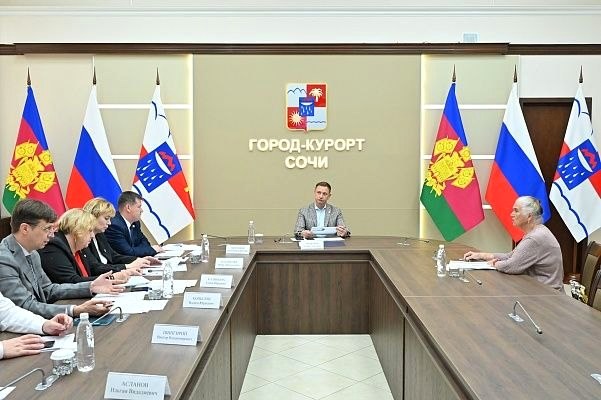 Глава Сочи провел прием граждан, обсудив помощь семье участника специальной военной операции и транспорт