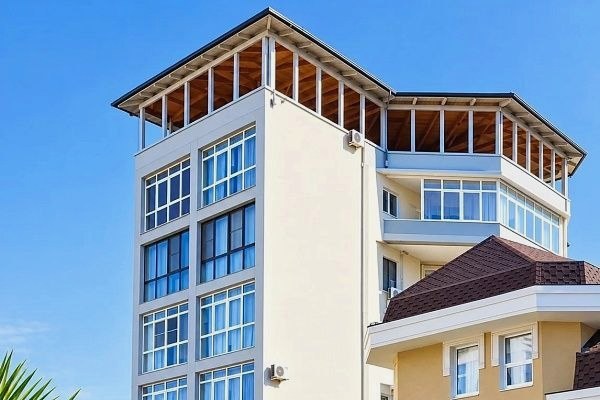 Суд обязал снести незаконный дополнительный этаж на крыше жилого дома в Сочи